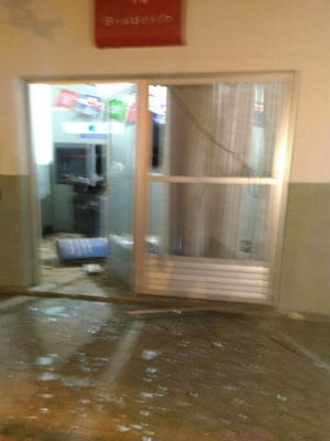 Agência ficou danificada após explosão de caixas eletrônicos em Sítio do Mato (Foto: Bahia10)