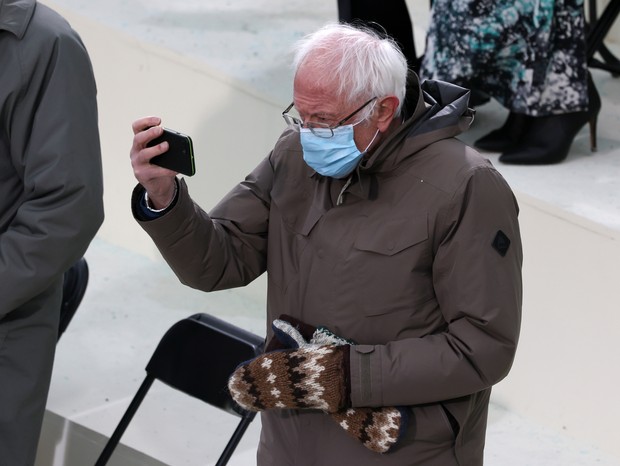 WASHINGTON, DC - JANUARY 20:  Sen. Bernie Sanders (I-VT) arrives at the inauguration of U.S. President-elect Joe Biden on the West Front of the U.S. Capitol on January 20, 2021 in Washington, DC.  During today's inauguration ceremony Joe Biden becomes the (Foto: Getty Images)