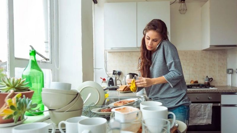 Com a pandemia, muitas mulheres viram suas responsabilidades domésticas aumentarem, tornando mais difícil a tarefa de equilibrar a vida privada com o trabalho (Foto: GETTY IMAGES)
