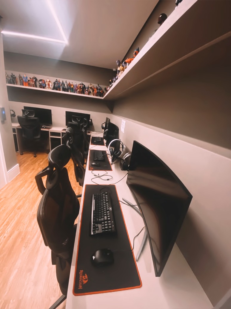 Sala de jogos é equipada com computadores de última geração, com setup gamer — Foto: Reprodução