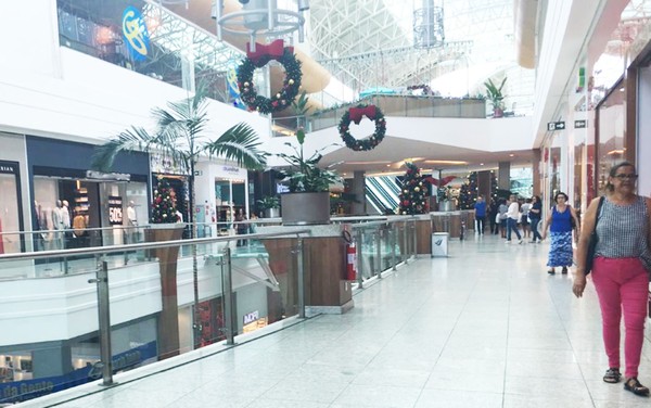 Justica Reforma Decisao E Lojas De Shopping De Salvador Terao Desconto De 70 No Aluguel Durante Pandemia Bahia G1 Baixe fotos jovem com sacos mostrando a sua amiga uma camisa enquanto faz compras em um shopping de 43889529 sem royalties da coleção do depositphotos de milhões de fotos, imagens vetoriais e ilustrações premium de alta resolução. justica reforma decisao e lojas de