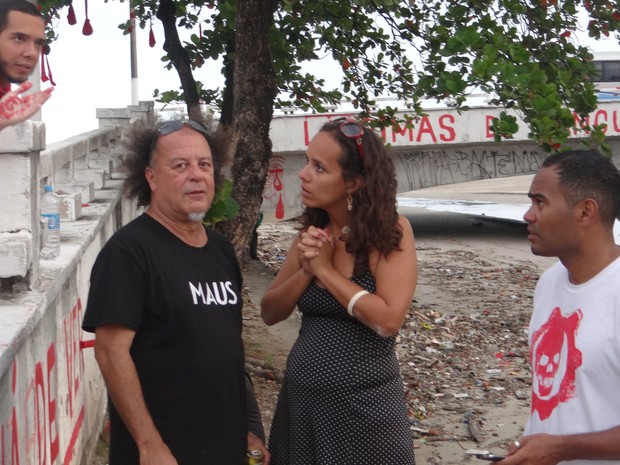 "A urbe, urge", diz o carioca Ronald Duarte, de camiseta preta, que está em Maceió para realizar intervenções urbanas. (Foto: Fabiana De Mutiis/G1)