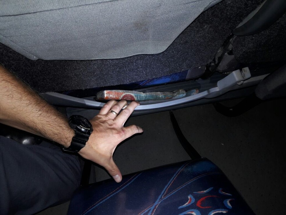 Cocaína estava escondida em poltronas do ônibus (Foto: Cedida/Polícia Militar Rodoviária)
