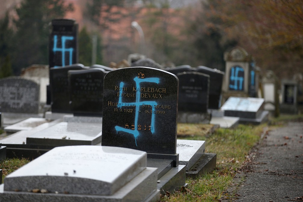19 de fevereiro - Sepulturas com suásticas são vistas no cemitério judeu em Quatzenheim, perto de Estrasburgo, na França — Foto: Vincent Kessler/Reuters