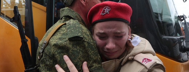 Reservistas convocados participam de uma cerimônia de partida em Sevastopol, Crimeia — Foto: AFP