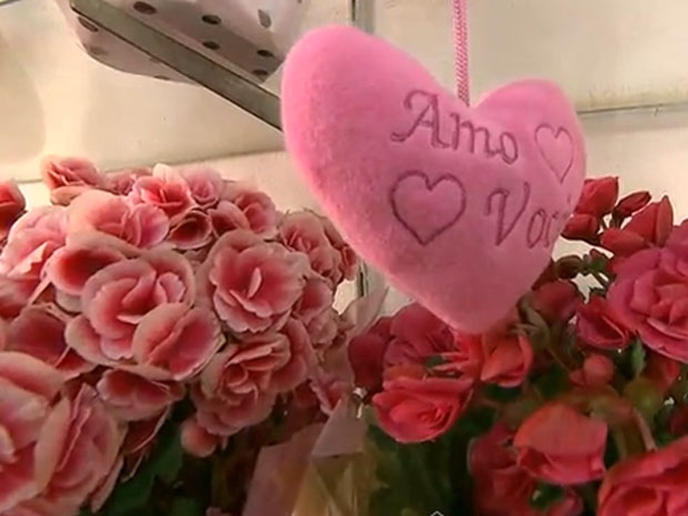 Flores e cora&ccedil;&atilde;o de pel&uacute;cia, em imagem de arquivo &mdash; Foto: TV Globo/ Reprodu&ccedil;&atilde;o