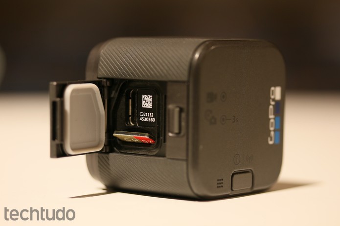 Detalhe da entrada para cartão micro SD e conexão tipo USB-C (Foto: João Gabriel Balbi/TechTudo)