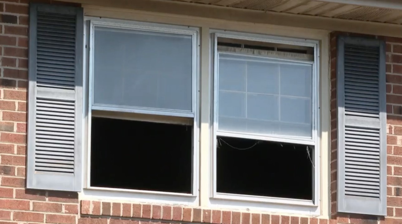 Grávida de nove meses, Ulaysha Southerland pulou desta janela para escapar de um incêndio em seu apartamento  (Foto: Reprodução/News Channel 12)