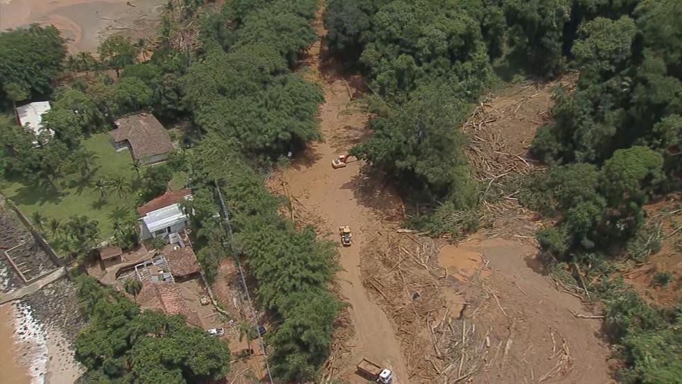 Rio-Santos no trecho totalmente bloqueado  — Foto: Reprodução/TV Globo