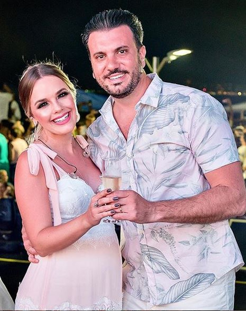 A cantora Thaeme e marido, Fabio Elias  — Foto: Reprodução Instagram
