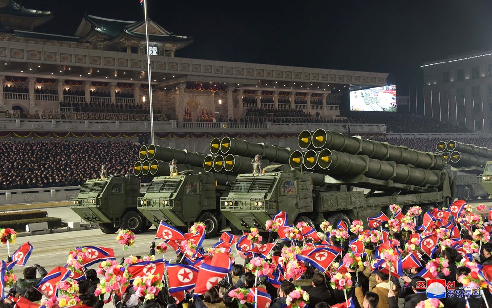 Equipamento militar é visto em desfile para celebrar o oitavo Congresso do Partido dos Trabalhadores em Pyongyang, na Coreia do Norte, em 14 de janeiro — Foto: KCNA via Reuters
