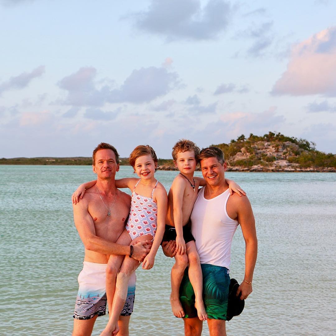 Neil Patrick Harris ao lado da família (Foto: Reprodução/Instagram)