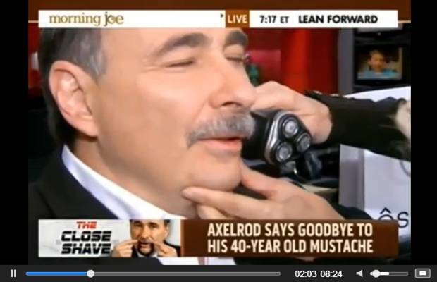 David Axelrod, estrategista sênior de Barack Obama, cumpre aposta e tira bigode na televisão (Foto: reprodução / buzzfeed.com)
