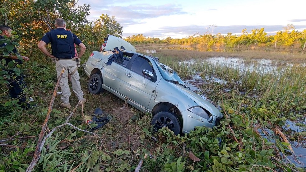 Carro cai em lago &agrave;s margens da BR-319 &mdash; Foto: Reprodu&ccedil;&atilde;o