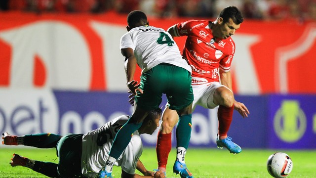 Wagner tenta passar pela marcação do Sampaio no OBA