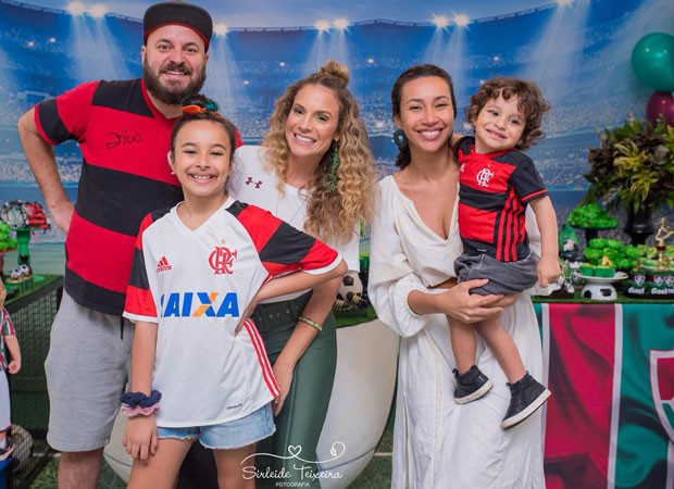 Maíra entre a família de Paulinho Serraimes no aniversário do filho  (Foto: Sirleide Teixeira)