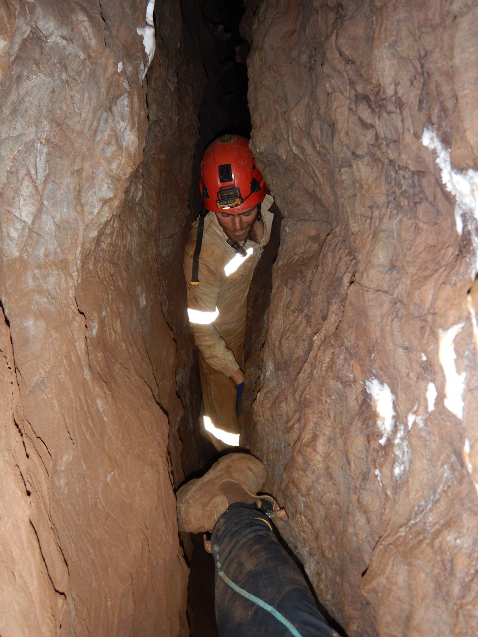 Fóssil foi encontrado em região estreita da caverna — Foto: Wits University