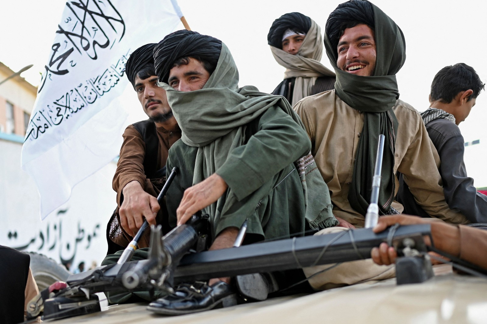Combatentes do Talibã viajam em um veículo para comemorar o primeiro aniversário da retirada das tropas lideradas pelos EUA do Afeganistão, perto do aeroporto de Cabul — Foto: WAKIL KOHSAR / AFP