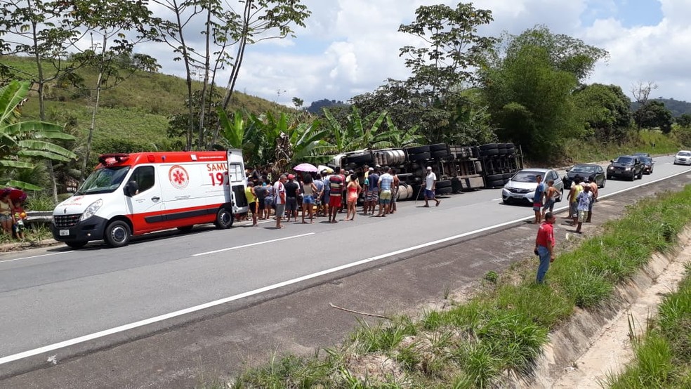 Carreta ficou tombada no acostamento da BR-101, no interior de Alagoas &mdash; Foto: Valdeir Bezerra/Arquivo pessoal