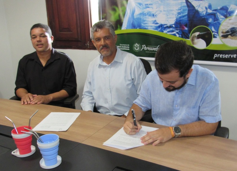 O administrador Guilherme Rocha assina o decreto  â Foto: Ana Clara Marinho/TV Globo