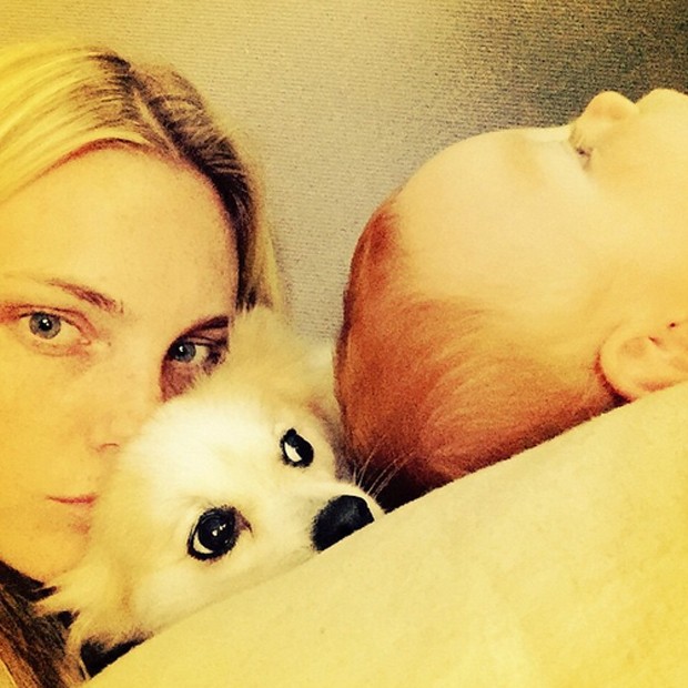 Carol Trentini com o filho Bento e o cachorro de estimação (Foto: Reprodução/Instagram)