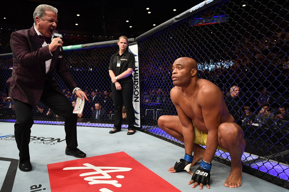 Nos tempos de UFC, Anderson Silva na posição de Homem-Aranha — Foto: Jeff Bottari/Zuffa LLC/Zuffa LLC via Getty Images