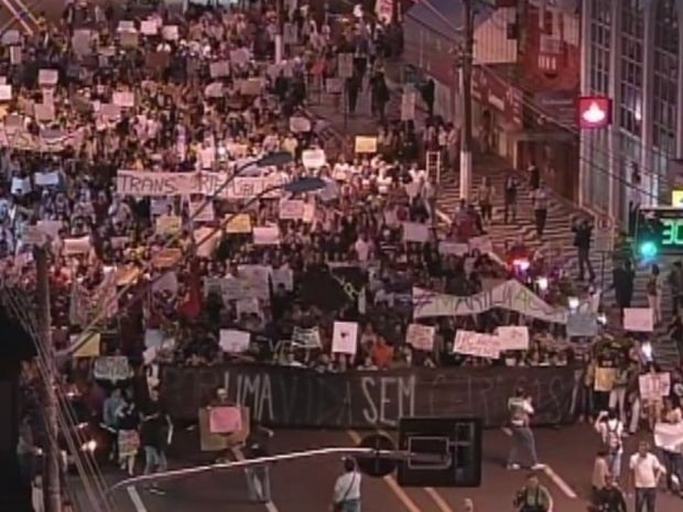 Manifestantes seguem pela Avenida Sampaio Vidal em Marília  (Foto: reprodução/TV Tem)