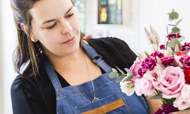 A florista Paula Pizzi, da Petalis: a cada semana, um buquê diferente é enviado aos assinantes  (Foto: Divulgação)