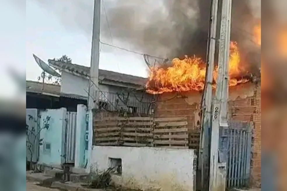 Incêndio destrói casa e deixa adolescente ferido em Sarapuí  — Foto: Arquivo Pessoal