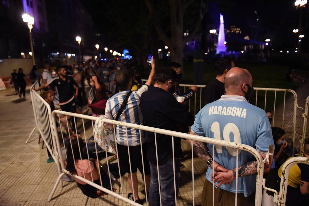 Torcedores fazem fila para o velório de Maradona