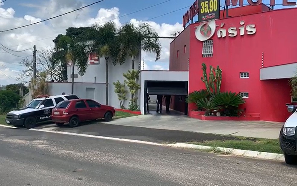 Policiais entram dentro de motel em Jaguariúna onde mulher foi morta pelo ex-companheiro — Foto: Reprodução/EPTV