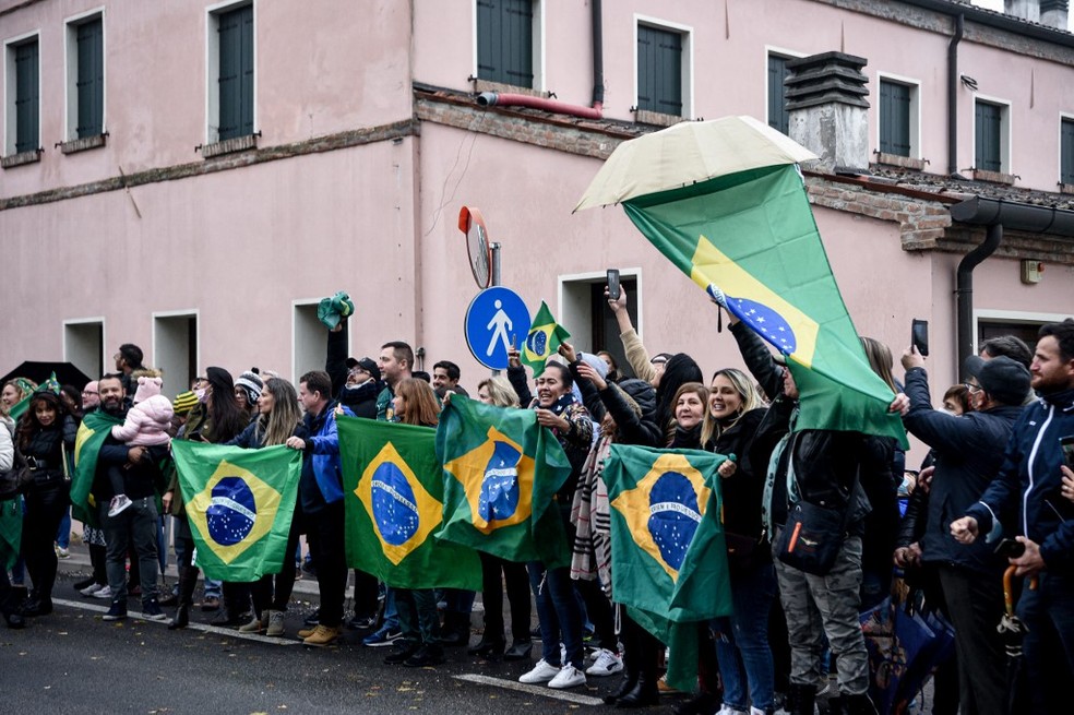 Manifestantes a favor de Jair Bolsonaro em Anguillara Veneta, na Itália, em 1º de novembro de 2021 — Foto: Piero Cruciatti / AFP