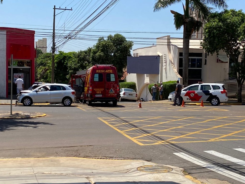 Batida envolveu dois carros em cruzamento no Centro de Presidente Prudente — Foto: Guilherme Vila Real