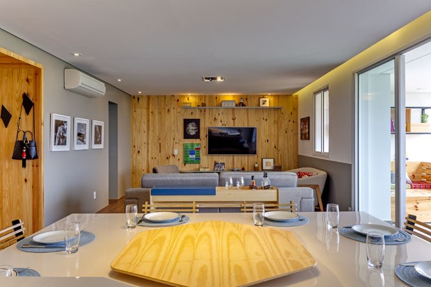 Apartamento de 120 m² com sala cozinha e varandas integradas (Foto: Alessandro Guimaraes / divulgaç)