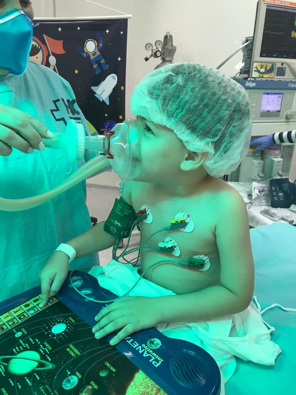 Crianças podem "viajar" pelo espaço enquanto recebem a sedação antes da cirurgia em Botucatu — Foto: Hospital Estadual de Botucatu / Divulgação 