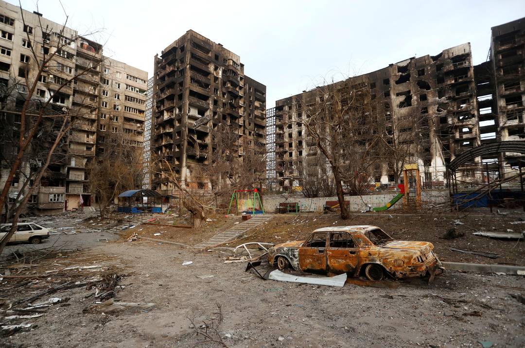 Imagem mostra carro e prédios destruídos em Mariupol, na Ucrânia
