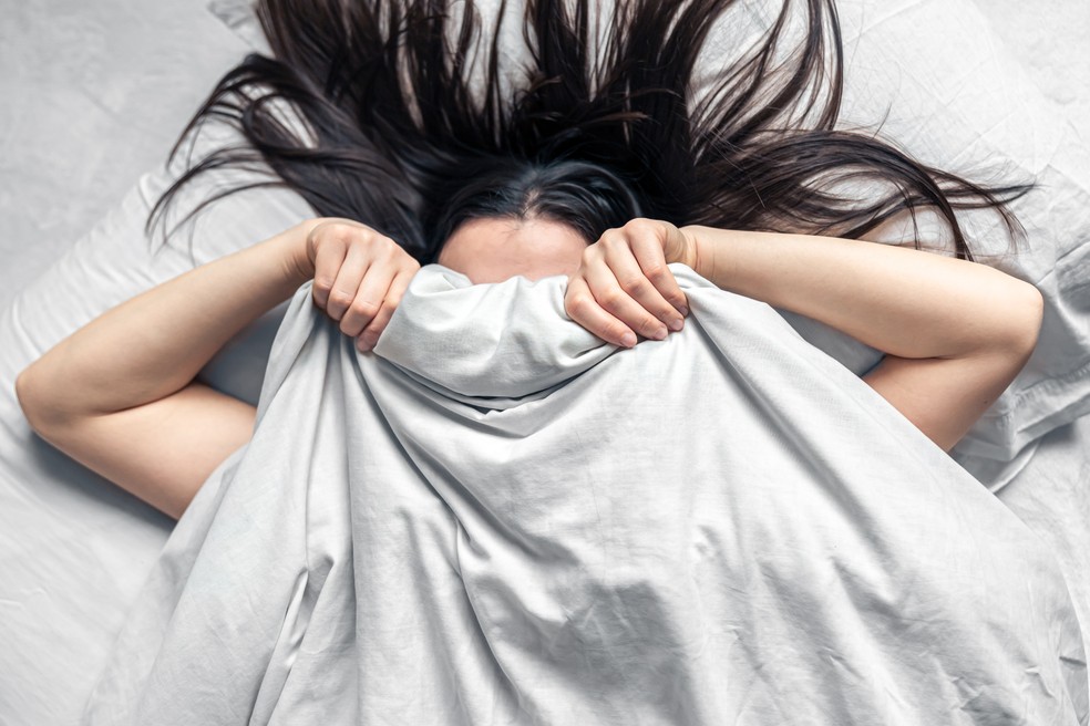 Se estar sem roupa te deixa confortável e melhora a sua qualidade de sono, então dormir nu traz benefícios sim — Foto: pvproductions/Freepik