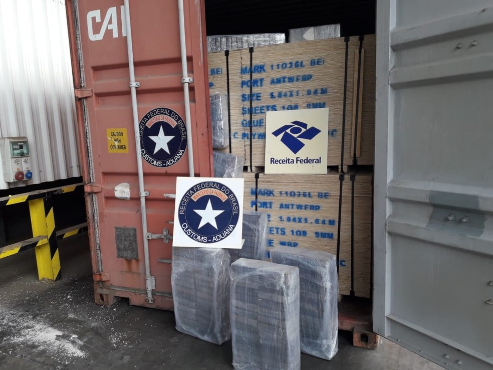CocaÃ­na foi apreendida neste domingo em ParanaguÃ¡ (Foto: Receita Federal/DivulgaÃ§Ã£o)