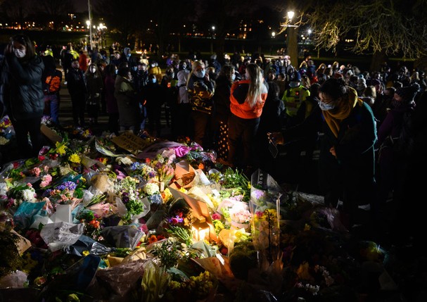 LONDON, ENGLAND - MARCH 13: People attend a candle-lit vigil on Clapham Common in memory of Sarah Everard on March 13, 2021 in London, England.  Vigils are being held across the United Kingdom in memory of Sarah Everard. Yesterday, the Police confirmed th (Foto: Getty Images)