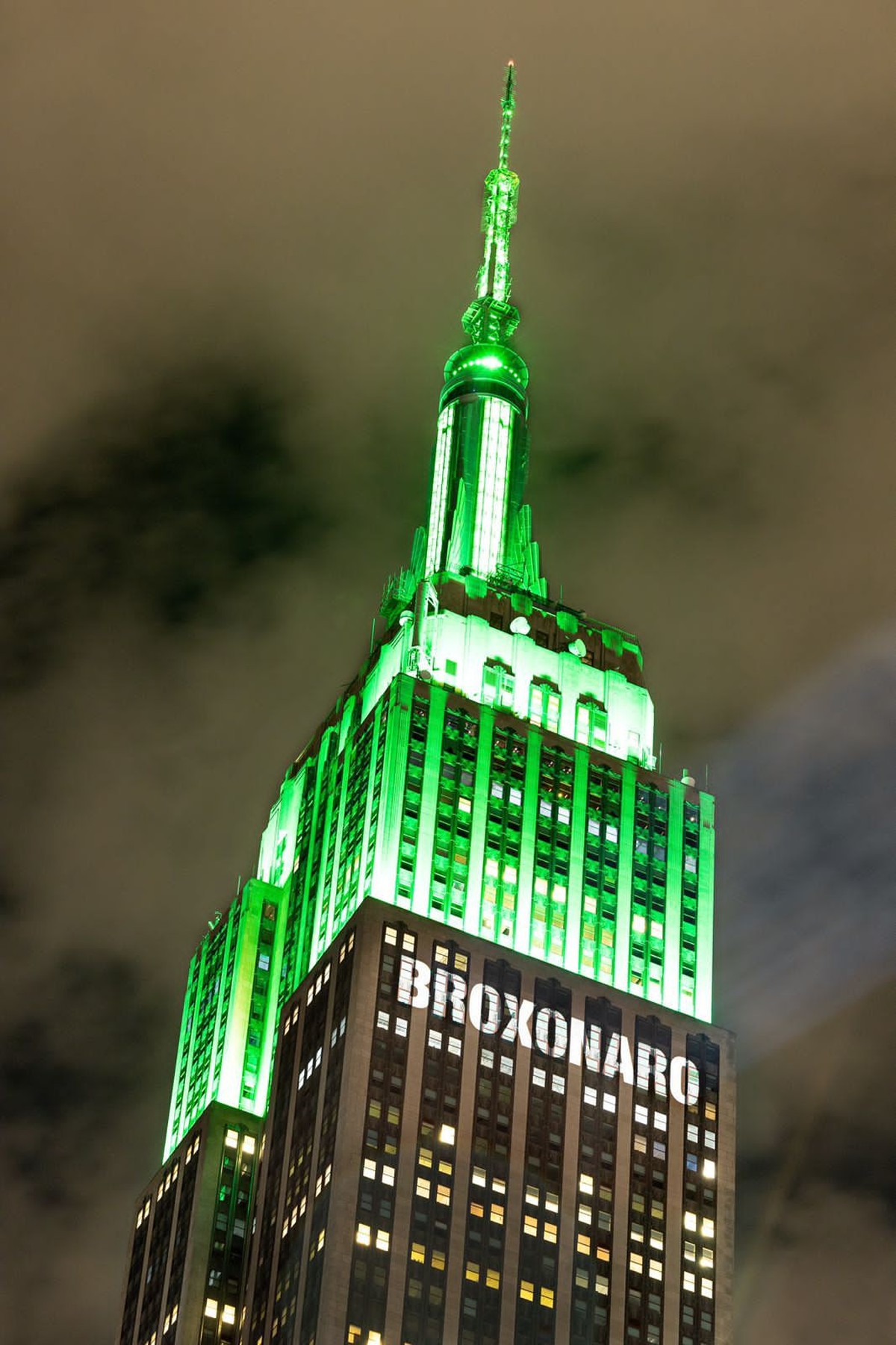 'Broxonaro e tchuchuca': Mensagens contra Bolsonaro são projetadas no Empire State Building, em Nova York