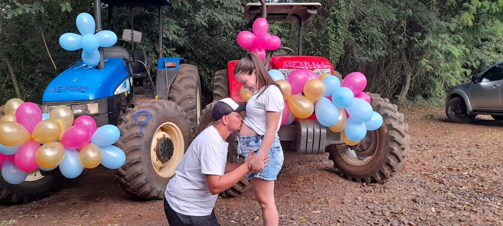 Camila e Jeferson durante o chá revelação da filha no Oeste catarinense — Foto: Jeferson Perochini/ Arquivo pessoal