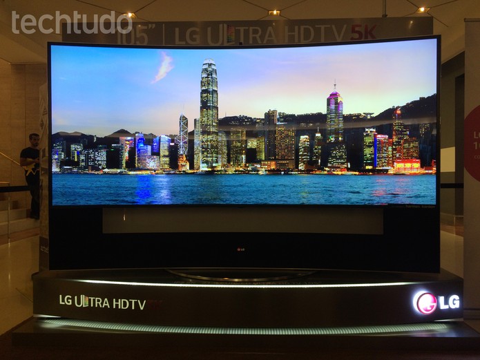 LG lança TV 5K de 105 polegadas com design incrível (Foto: Reprodução/Marcelo Paiva)
