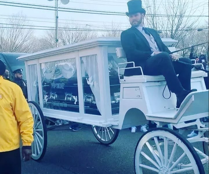 A carruagem com o caixão do rapper Pop Smoke (1999-2020) (Foto: Instagram)