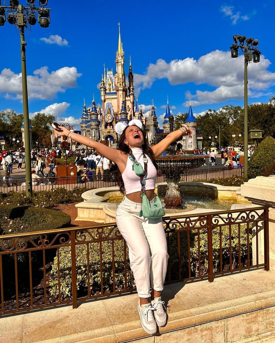 Larissa Manoela curtiu dia no Magic Kingdom, parque da Disney em Orlando, usando orelhinhas do Mickey com véu de noiva
