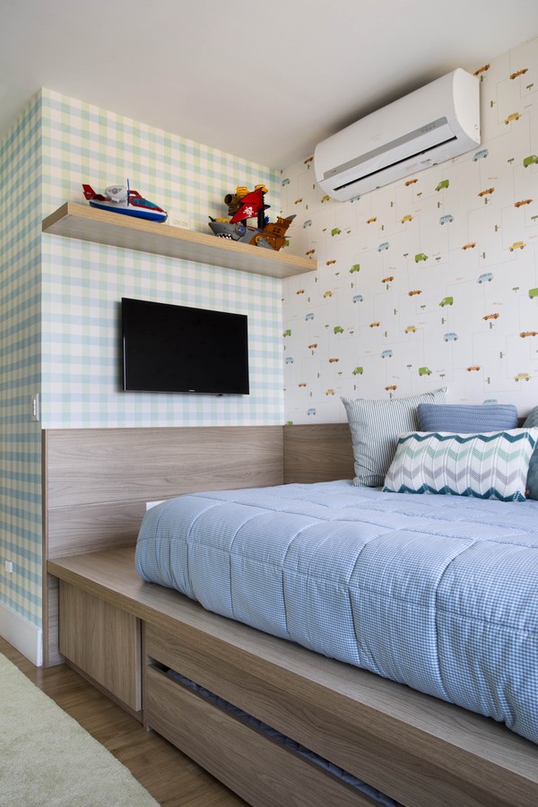 230 m² com tons suaves, painel de madeira e cozinha colorida (Foto: Denilson Machado/MCA Estúdio )