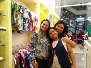 Claudia e Sthefany receberam algumas doações de um loja de um shopping (Foto: Clô Macia/Arquivo Pessoal)