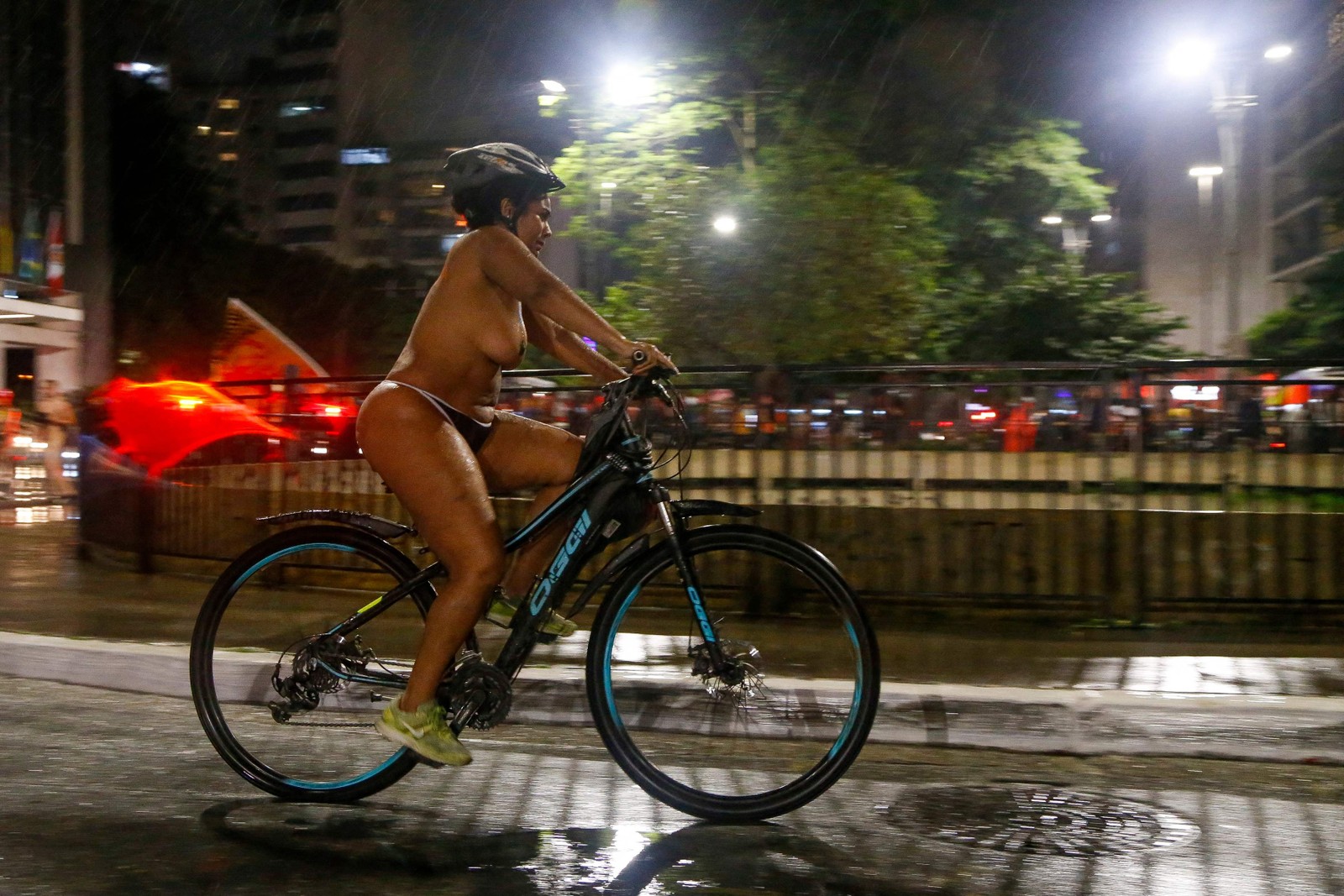 Um estudo da Associação Brasileira de Medicina de Tráfego (Abramet) publicado em junho do ano passado mostra que em 2021 o país registrou mais de 16.000 acidentes com internações de ciclistas em estado grave — Foto: AFP