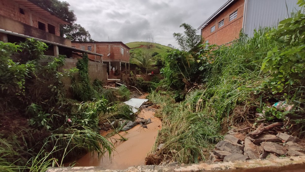 Córrego onde carro foi arrastado durante temporal em Três Rios — Foto: Redes Sociais