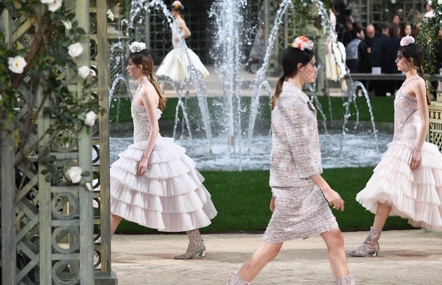 PARIS, FRANCE - JANUARY 23:  Models walk the runway during the Chanel Spring Summer 2018 show as part of Paris Fashion Week on January 23, 2018 in Paris, France.  (Photo by Pascal Le Segretain/Getty Images) (Foto: Getty Images)