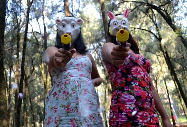 Jovens do coletivo feminista mexicano Las hijas de Violencia mostram suas armas para enfrentar assédio (Foto: Reprodução/ Facebook)